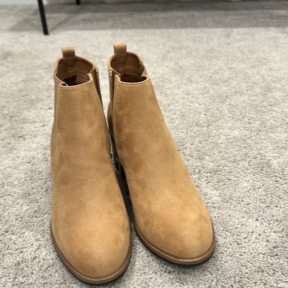 White Mountain Camal Brown Suede Chelsea Heeled Boots (8) - Picture 2 of 8